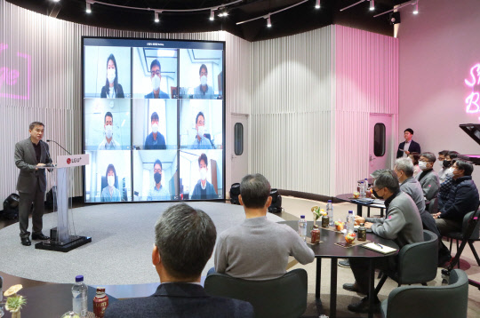 지난 13일 서울 용산사옥 1층 'U+Seer 라운지'에서 열린 임원·담당 워크숍에서 하현회(맨 왼쪽) LG유플러스 부회장이 사업구상을 밝히고 있다.  LG유플러스 제공